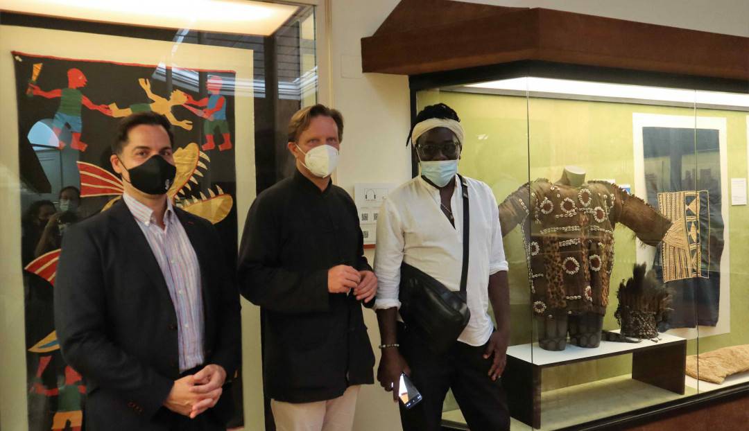 Imagen noticia - Richard Bona visita el Museo Canario antes de sus conciertos en el Teatro Pérez Galdós